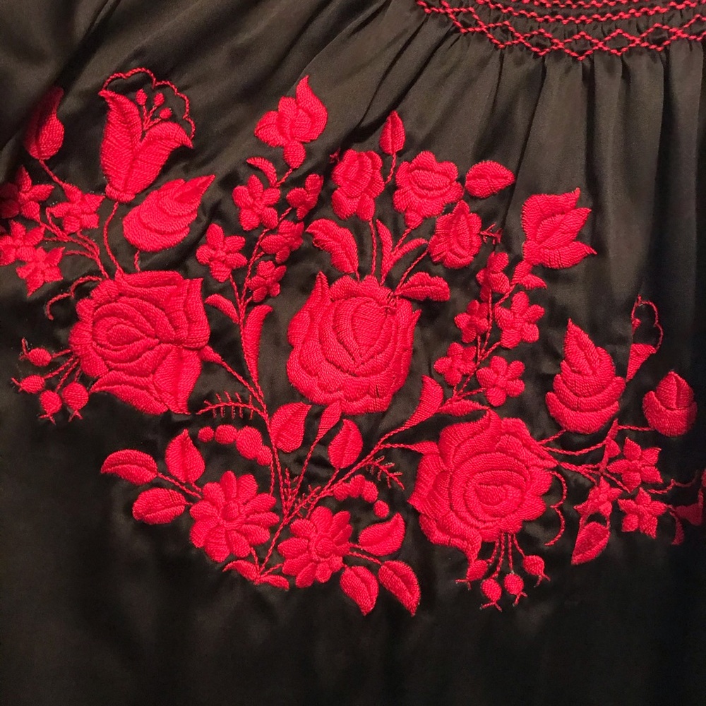 Embroidered blouse 🖤 NWT flowy chiffon Sz: ML